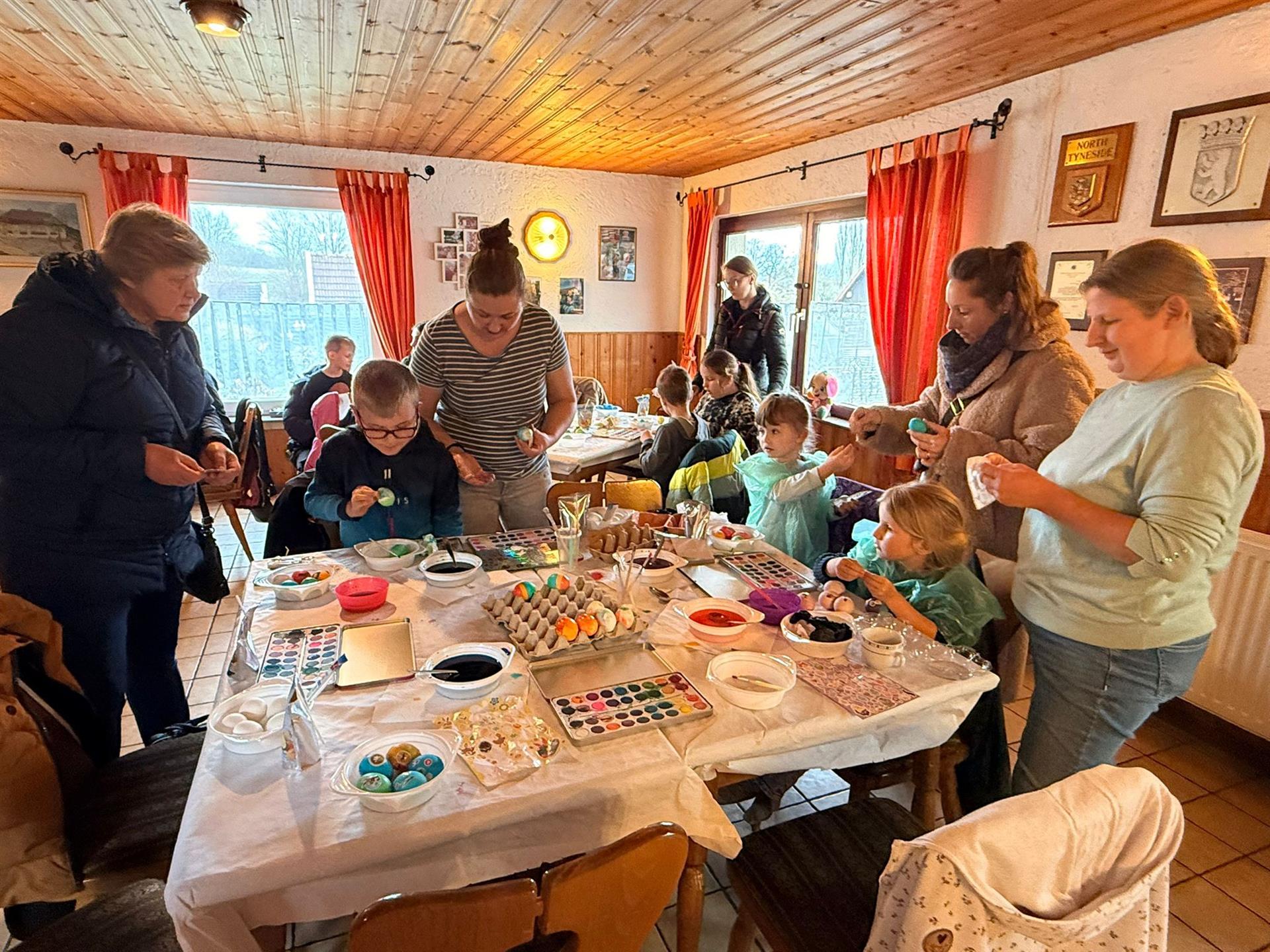 Kindergruppe „Grubenzwerge“ vom Kleingarten „Arbeit und Freude“ e. V. helfen dem Osterhasen. 