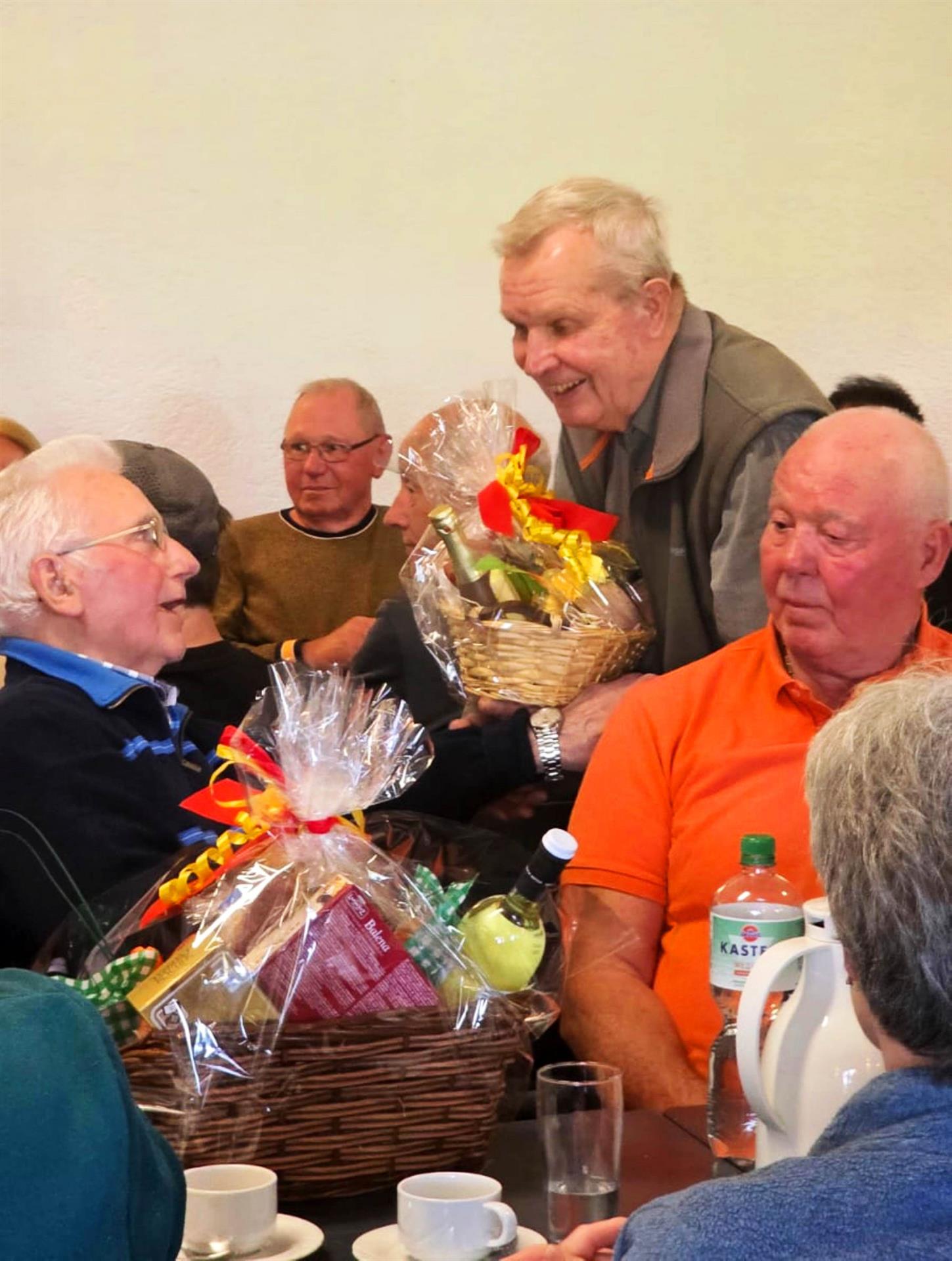 Ehrungen für verdiente langjährige Vereinsmitglieder in der "Heimatliebe". Manni ist schon 60 Jahre dabei.