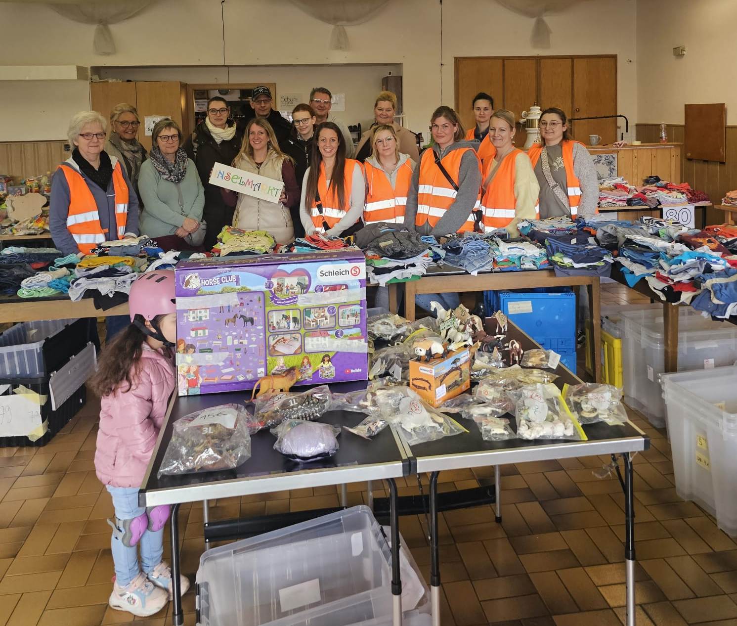 Abgabemarkt! Teil des Erlöses geht an "Hilfe für verletzte Kinderseelen gGmbH " in Recklinghausen.