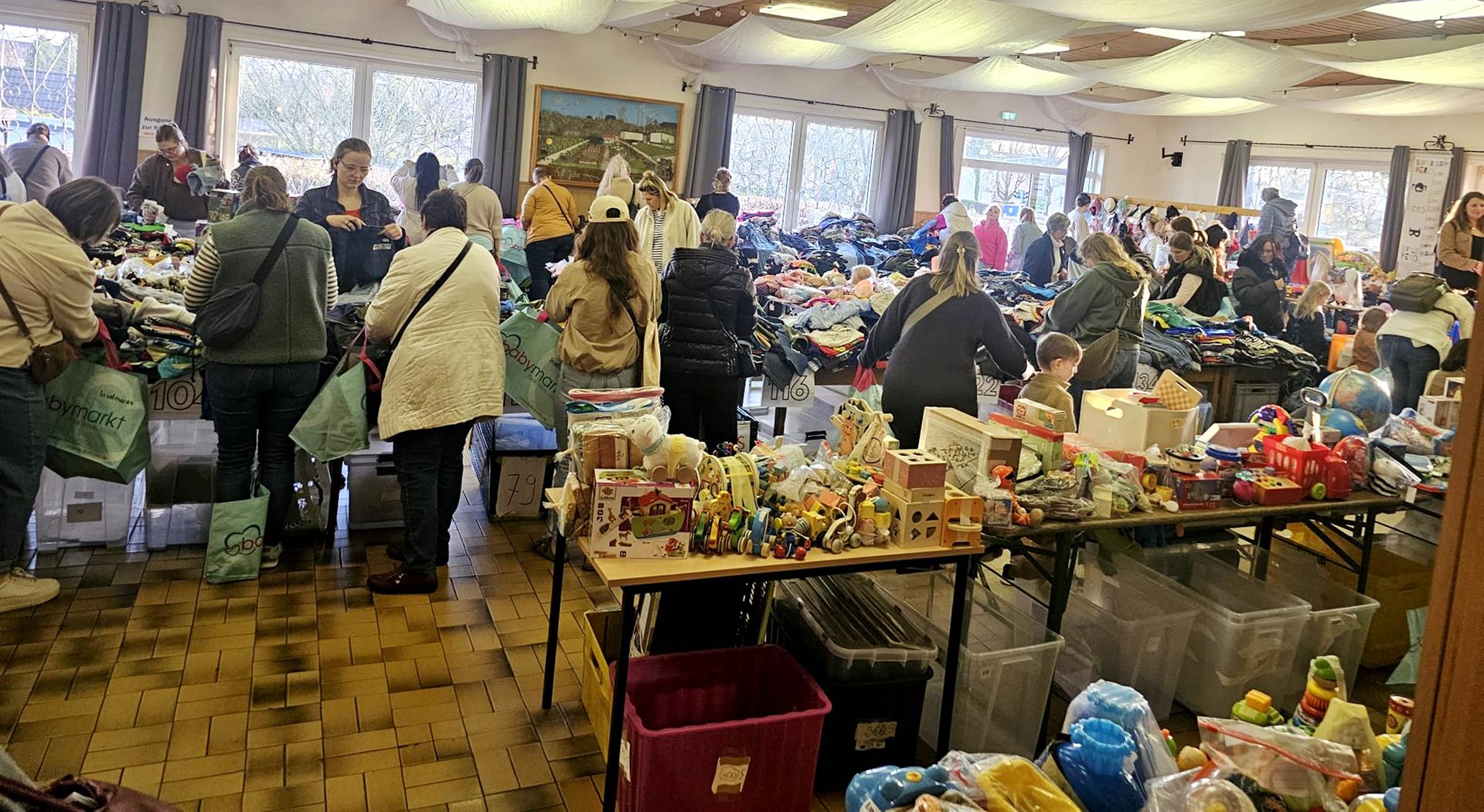 Abgabemarkt! Teil des Erlöses geht an "Hilfe für verletzte Kinderseelen gGmbH " in Recklinghausen.