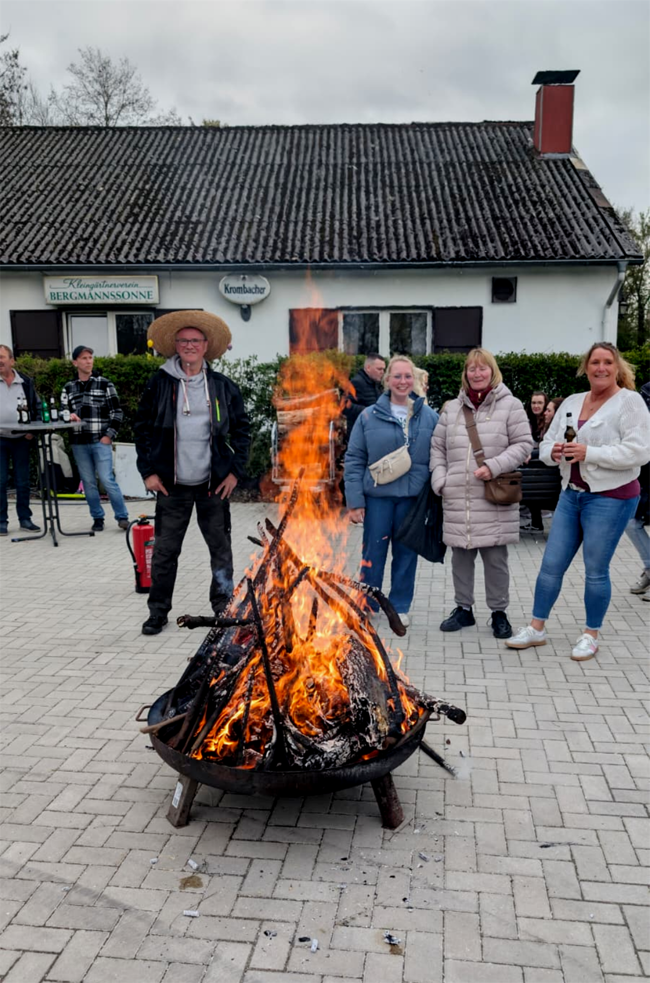 Osterfeuer, Stockbrot und ein Riesenhase im Kleingärtnerverein "Bergmannssonne"