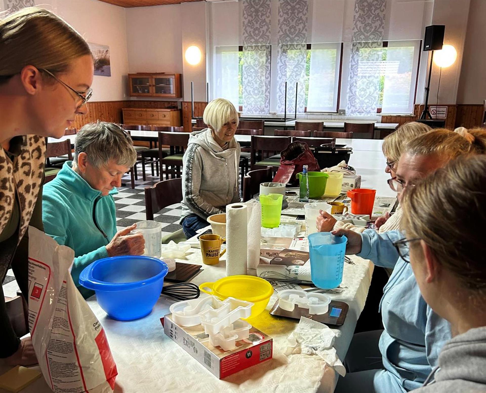 Weihnachtsvorbereitungen der Frauengruppe Recklinghausen 1. Gipsgießen