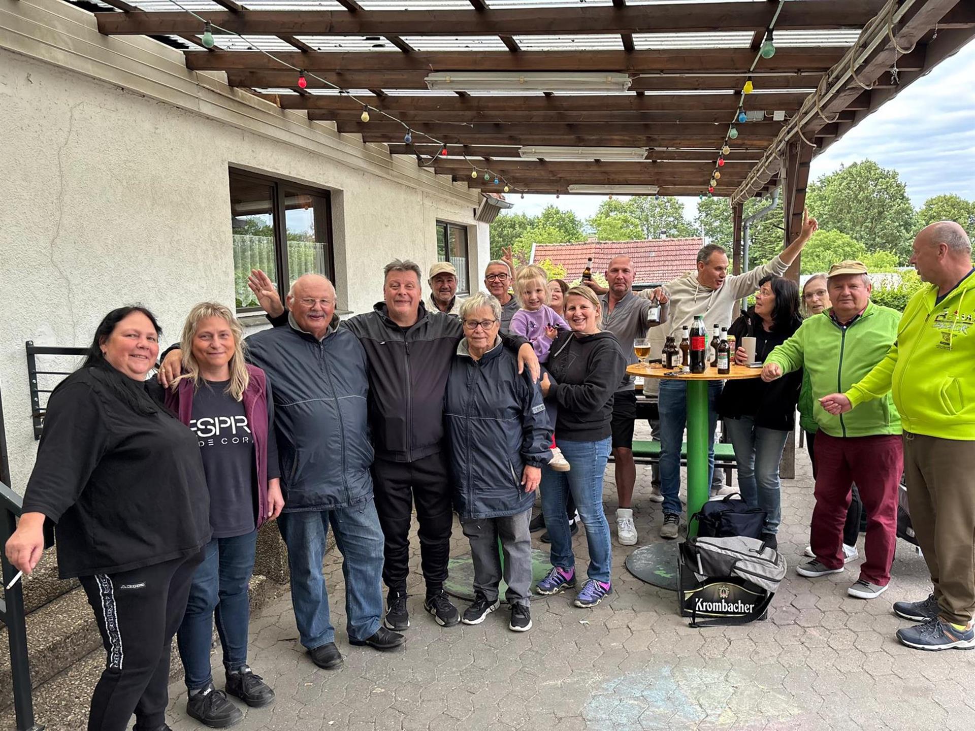 Fröhliches Samstagstreffen der Kleingärtner von " Arbeit und Freude". 