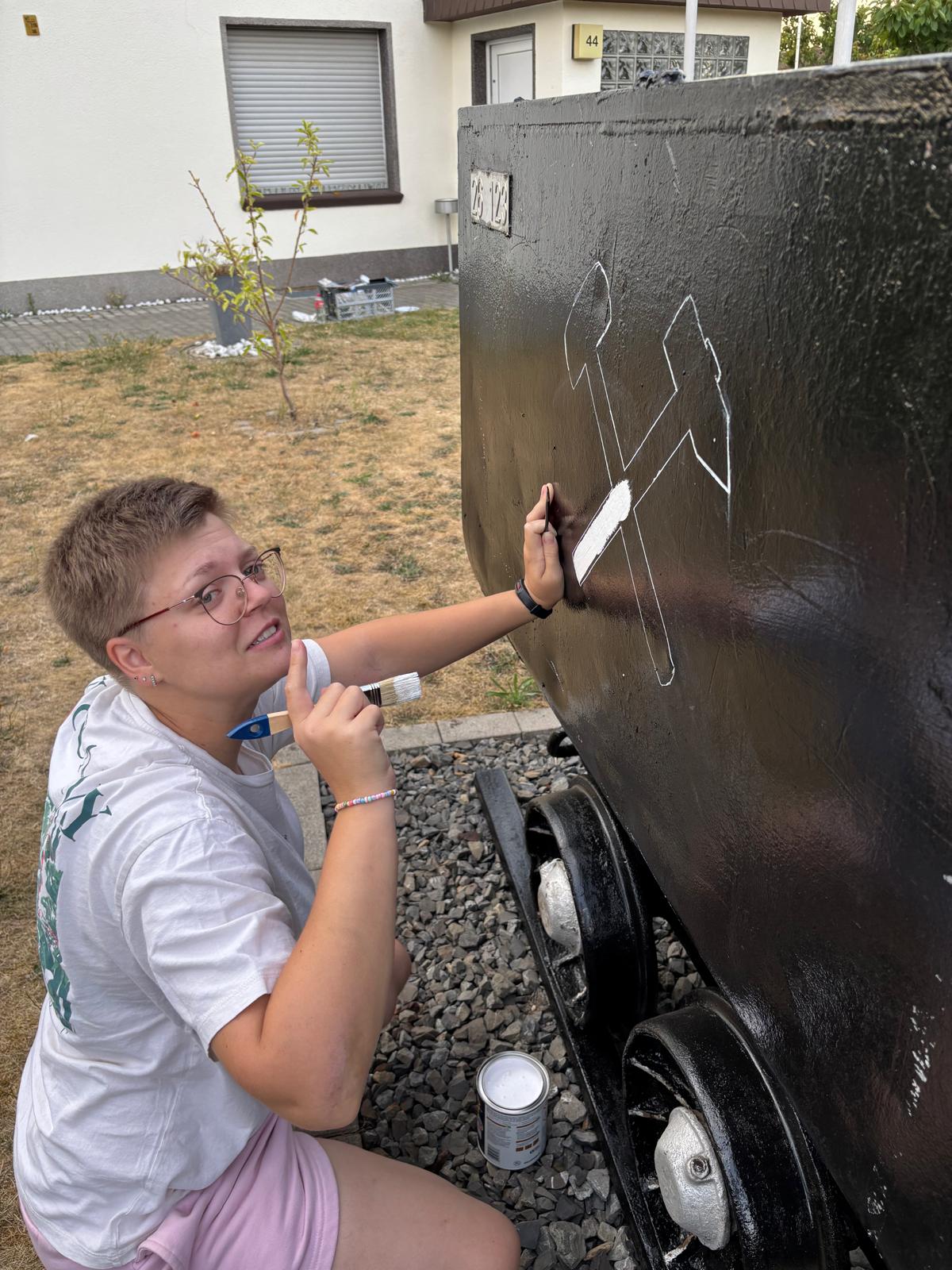 Original - Bergwerkslore im Vorgarten der Geschäftsstelle vom Bezirksverband Recklinghausen der Kleingärtner erstrahlt wieder in neuem Glanz.