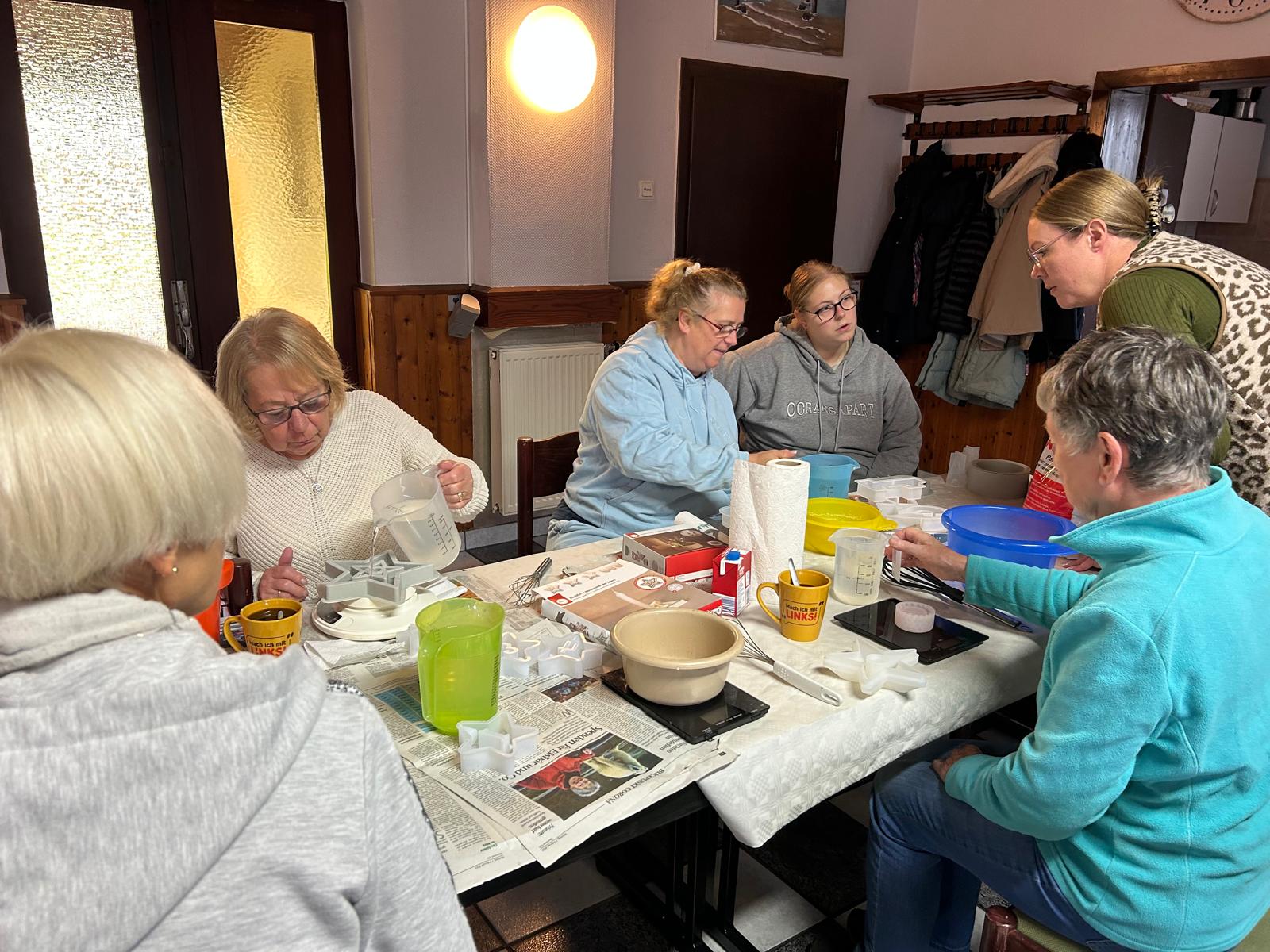 Weihnachtsvorbereitungen der Frauengruppe Recklinghausen 1. Gipsgießen