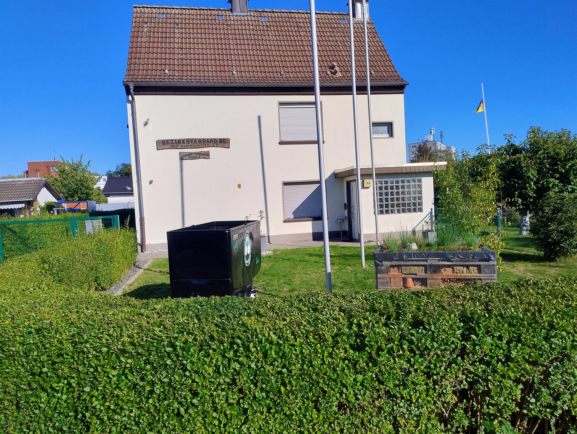 Original - Bergwerkslore im Vorgarten der Geschäftsstelle vom Bezirksverband Recklinghausen der Kleingärtner erstrahlt wieder in neuem Glanz.