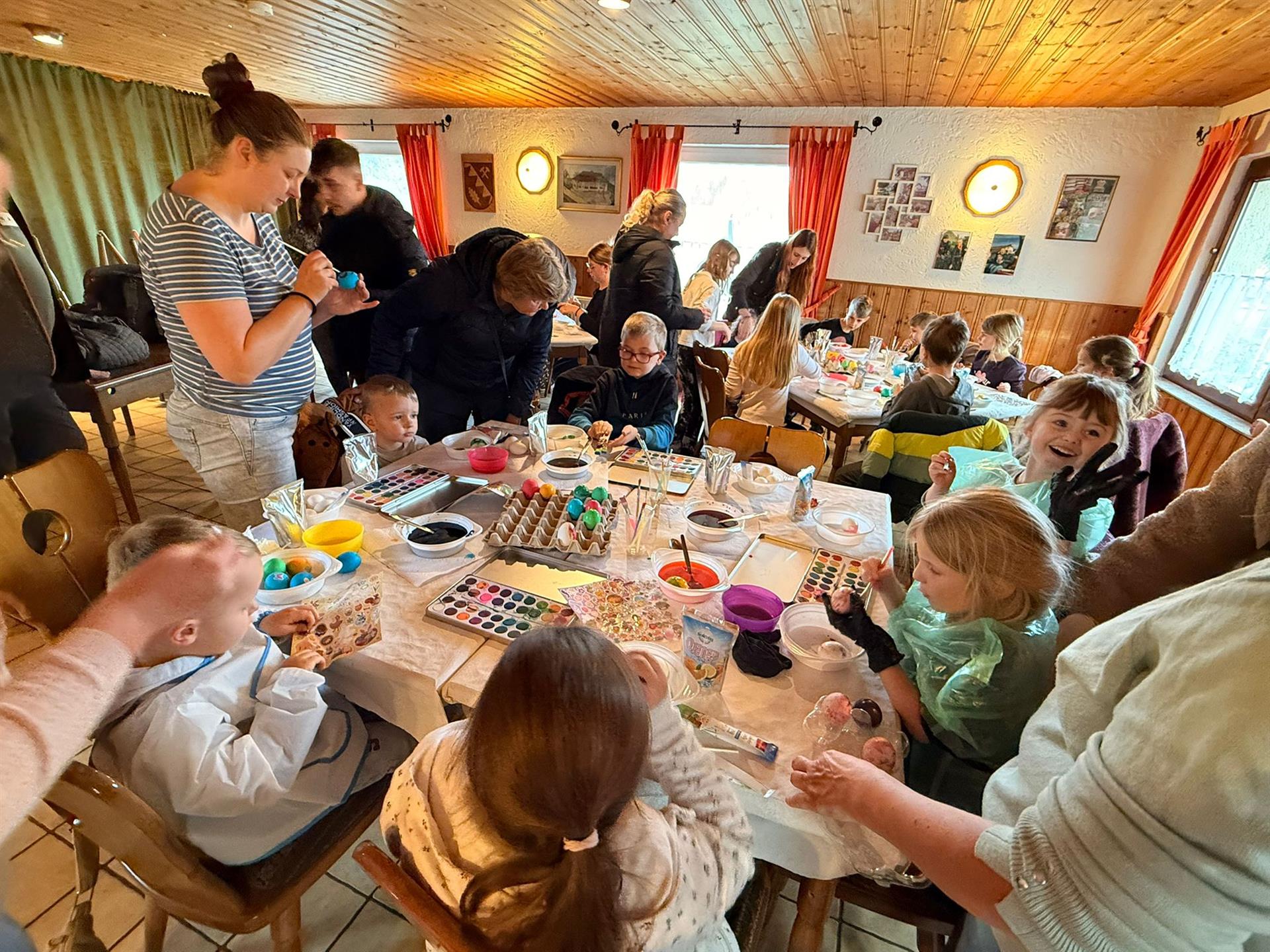 Kindergruppe „Grubenzwerge“ vom Kleingarten „Arbeit und Freude“ e. V. helfen dem Osterhasen. 