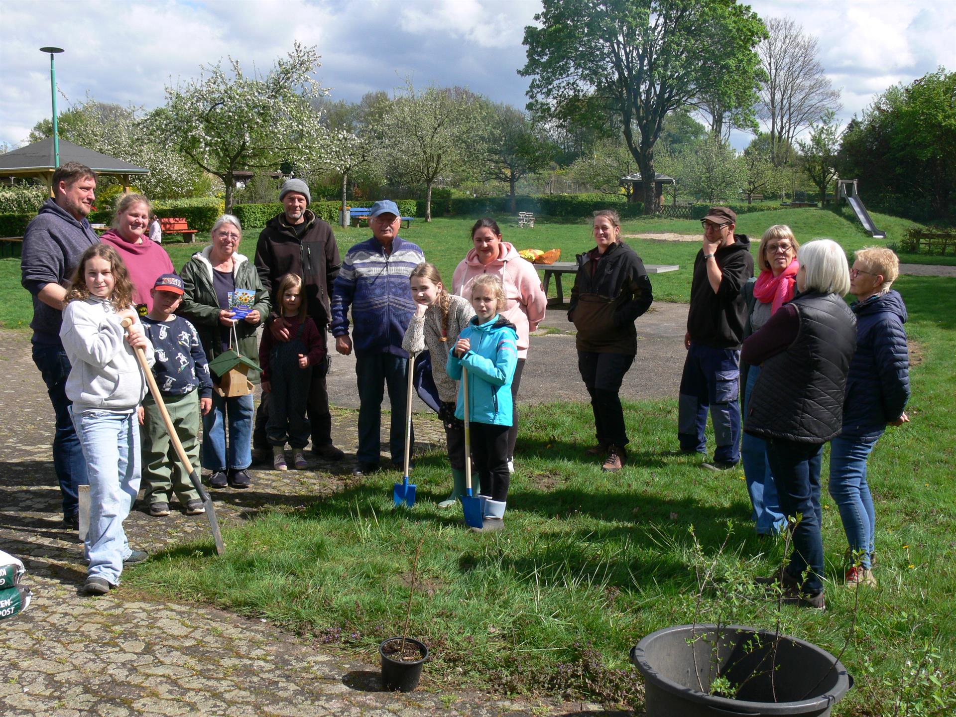 Große Pflanzaktion der Kindergruppe im Kleingartenverein „Fröhliche Morgensonne e.V.“         Alle machten mit