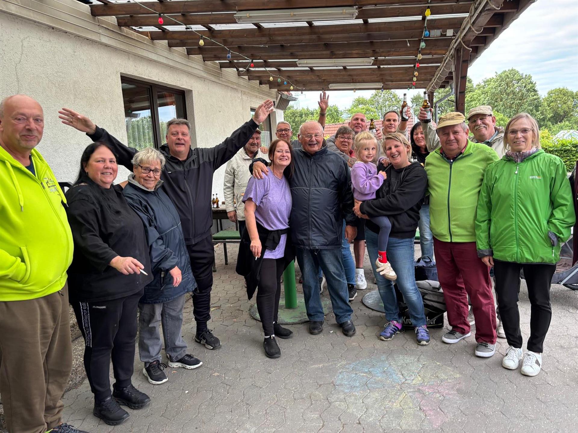 Fröhliches Samstagstreffen der Kleingärtner von " Arbeit und Freude". 