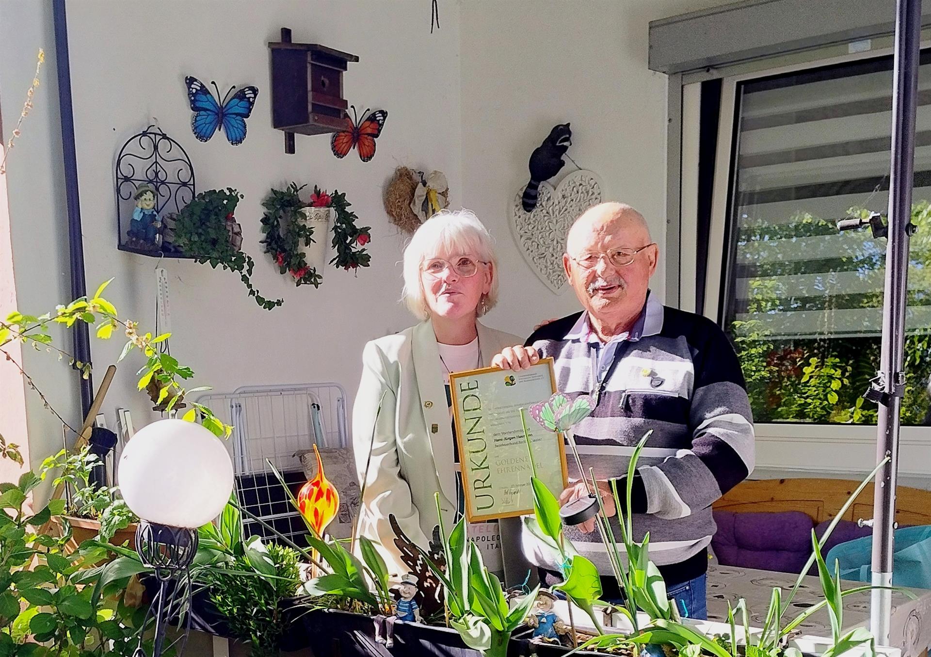 Doppelte Ehrung und Wahlen im Bezirksverband Recklinghausen der Kleingärtner e.V. "Goldene Ehrenadel" des Landesverbandes für Maria Althaus und Hans -Jürgen Husmann. 