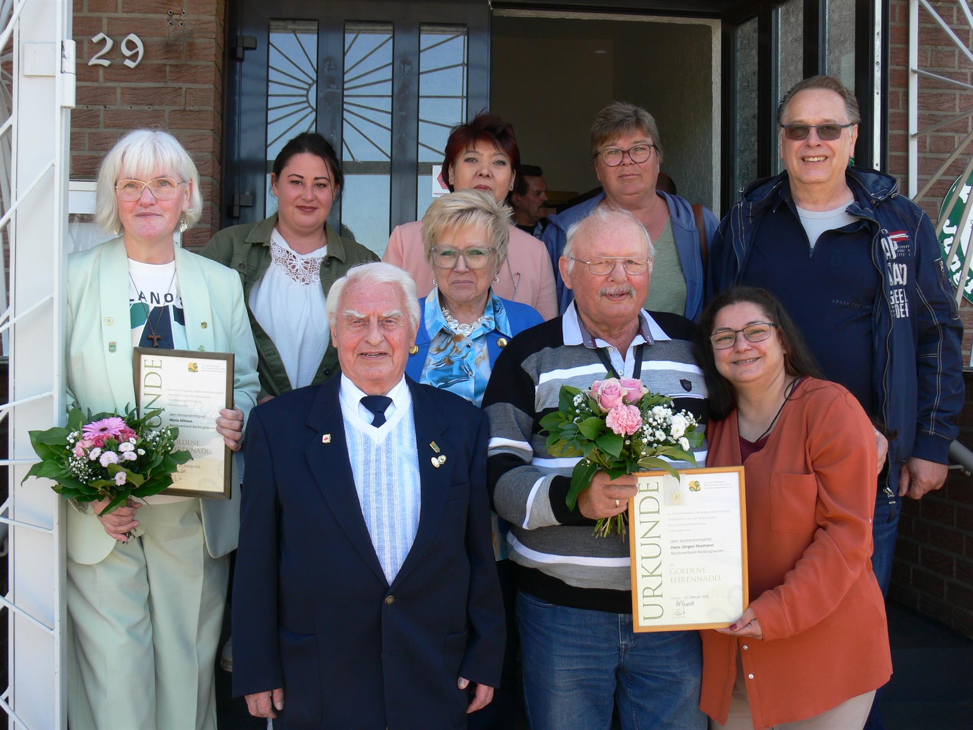 Doppelte Ehrung und Wahlen im Bezirksverband Recklinghausen der Kleingärtner e.V. "Goldene Ehrenadel" des Landesverbandes für Maria Althaus und Hans -Jürgen Husmann. 